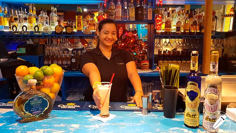 La barmaid Fiorella Maldonado presentando su cóctel con tequila en la coctelería El Chaparrito de Ventura (Madrid)