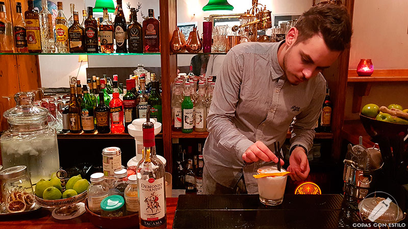 El bartender Davide Fracasso de la coctelería Santamaría (Madrid) dando el último toque a su cóctel con pisco