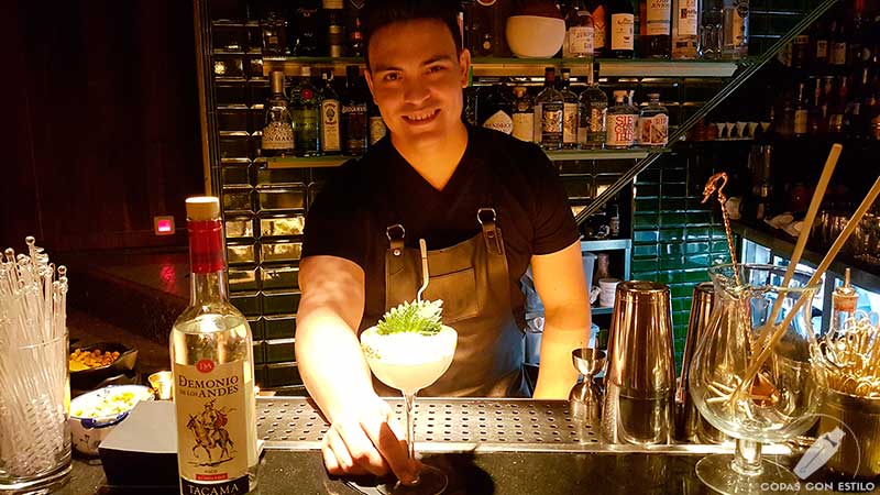 El bartender Samuel Rosa presentando su cóctel con pisco en la coctelería Decadente (Madrid)