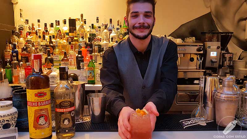 El bartender Gabriel Herzog presentando su cóctel con cachaça en la coctelería de Dormirdcine (Madrid)