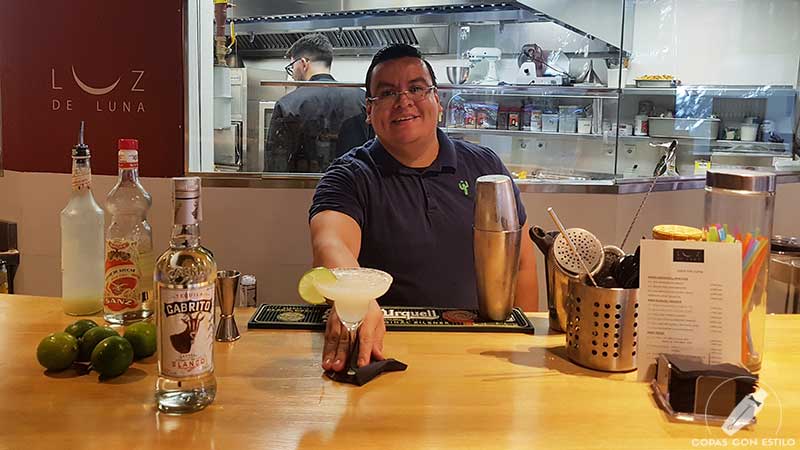 El bartender Eduardo Palacios presentando su cóctel Margarita de Casa en la coctelería del restaurante Luz de Luna (Madrid)