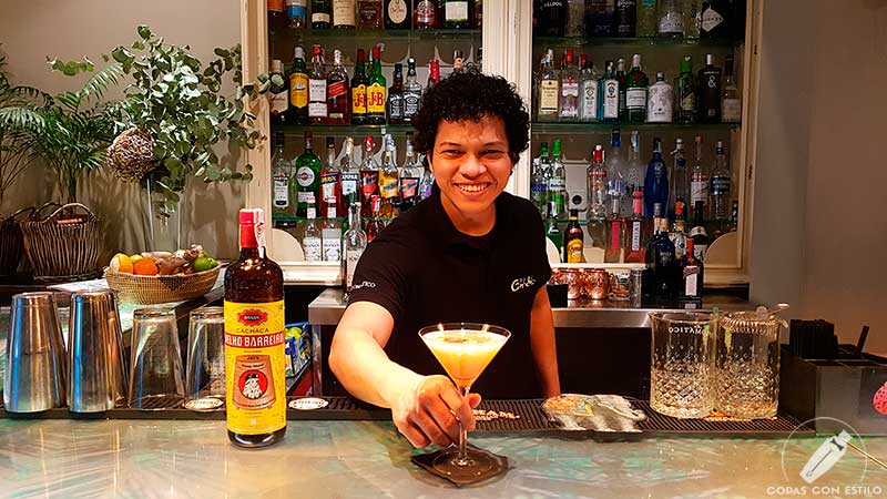 El bartender Kevin Rojas presentando su cóctel con cachaça en la coctelería La Candelita (Madrid)