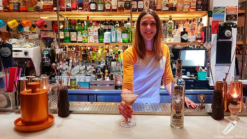 La barmaid Lara Rodríguez presentando su cóctel con tequila en la coctelería The Traveller (Madrid)