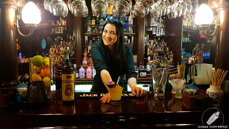 La barmaid Alejandra Perello presentando el cóctel Caipirinha Pasión en la coctelería Broker Pub Garden (Madrid),