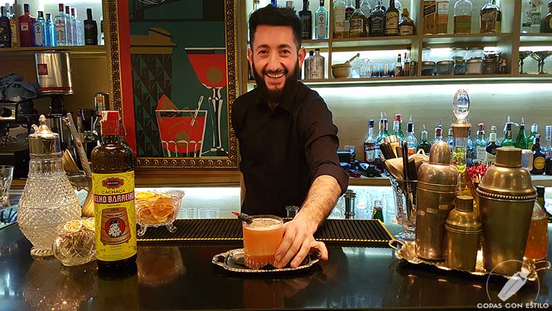 El bartender Carmine Sesto presentando su cóctel con cachaça en la coctelería de West 42nd (Madrid)
