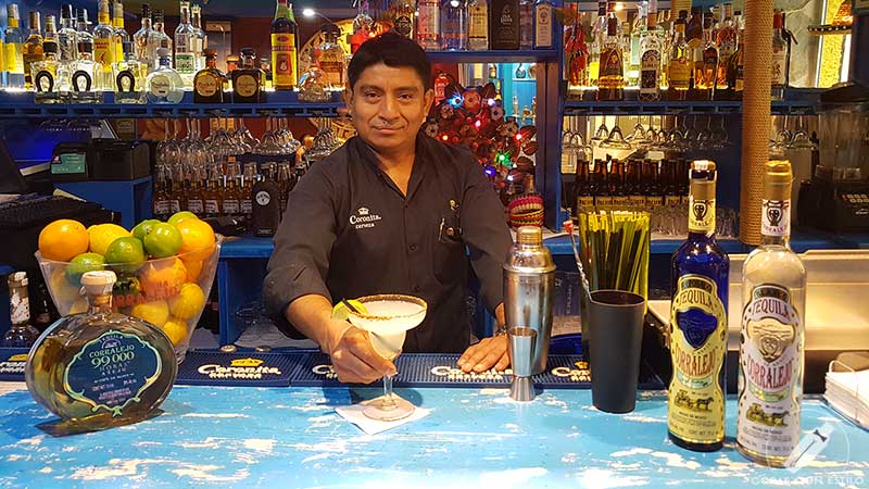 El bartender José Martínez presentando el cóctel Margarita Ventura en la coctelería de El Chaparrito de Ventura (Madrid)