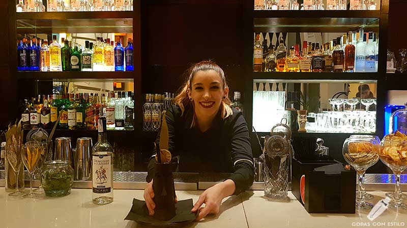 La barmaid Miriam Olives presentando el cóctel con pisco en la coctelería Larios Café (Madrid)