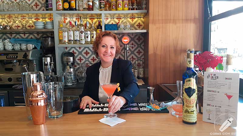 La barmaid Laura Reverte presentando su cóctel con tequila en la coctelería de El Taller (Madrid)