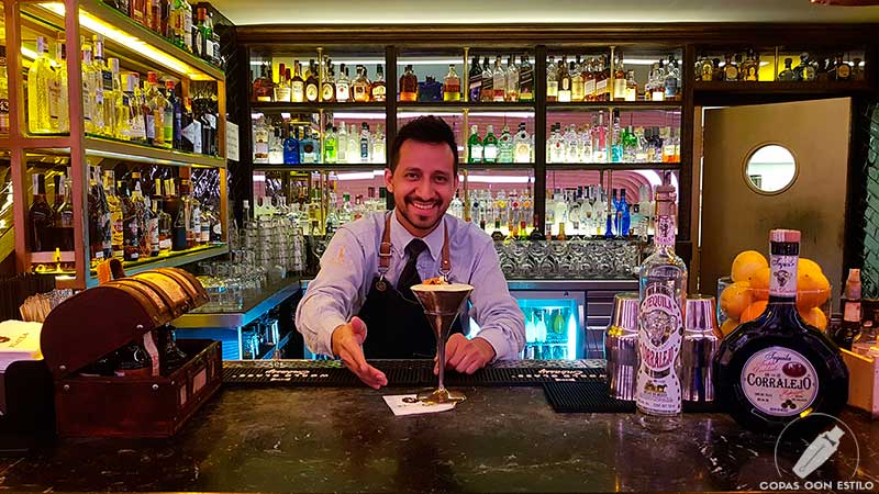 El bartender Jesús Villavicencio presentando el cóctel con tequila en la coctelería El Palco de Platea (Madrid)