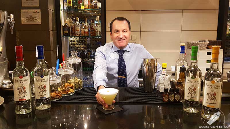 El bartender Germán Cubas presnatndo el cóctel Pisco Sour en la coctelería de Inti de Oro Castellana (Madrid)