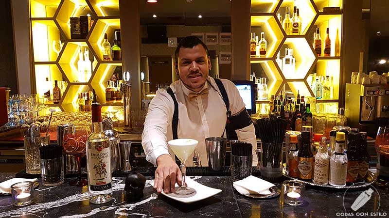 El bartender Luis Obregón presentando el cóctel Pisco Sour en la coctelería de Japanese Club (Madrid)