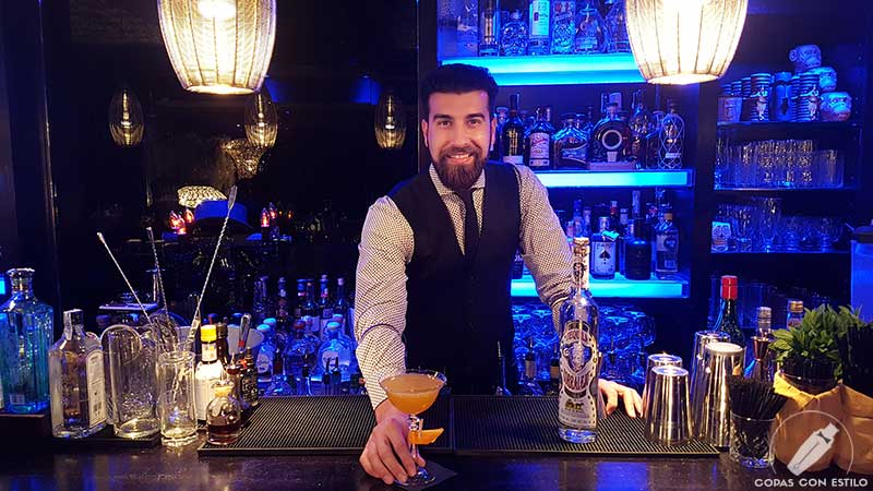 El bartender Jorge Villa presentando el cóctel con tequila en la coctelería Klimt (Madrid)