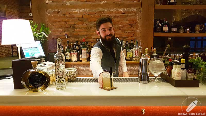 El bartender Rubén Rasilla presentando el cóctel con tequila en la coctelería de Casa Alicia (Madrid)