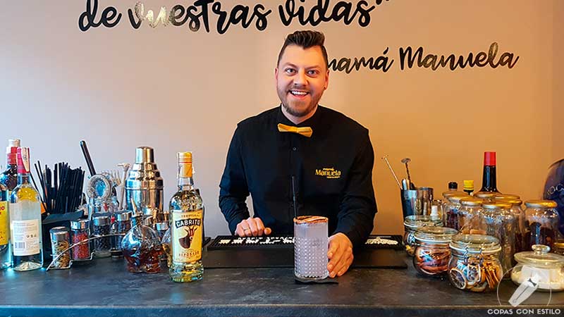El bartender Gerardo Belaunzarán nos presenta el cóctel con tequila en la coctelería de Mamá Manuela (Villaviciosa de Odón, Madrid)