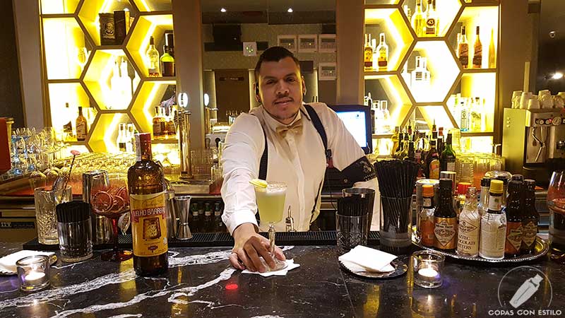 El bartender Luis Obregón presentando el cóctel con cachaça en la coctelería de Japanese Club (Madrid)
