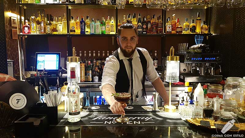 El bartender Cristian Vaquero presentando el cóctel con pisco en la coctelería de de Farándula (Madrid)