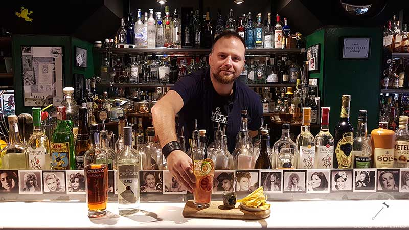 El bartender Leo Campanella nos presenta el cóctel con ron en la coctelería de Tres Bocas (Madrid)