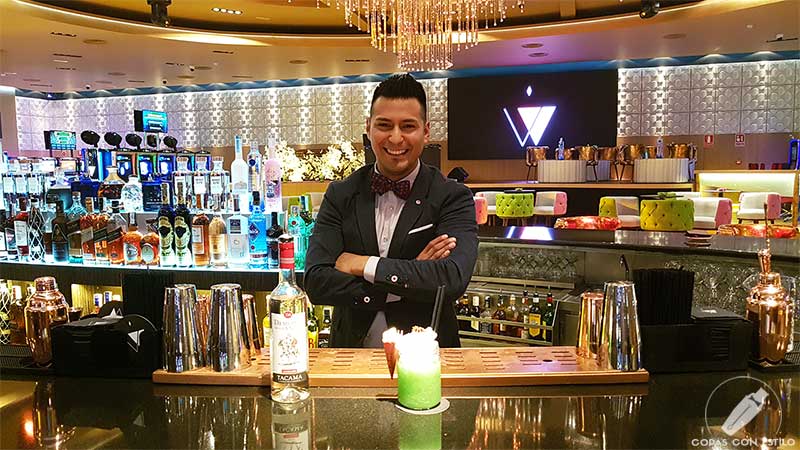 El bartender James Mark Misajel presentando el cóctel con pisco en la coctelería de V de Vegas (Madrid)