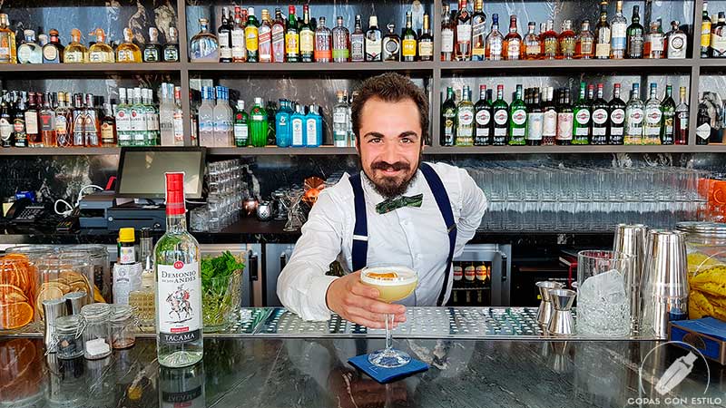 El bartender Luca de Vincenzi presentando el cóctel con pisco en la coctelería de Ginkgo Sky Bar (Madrid)