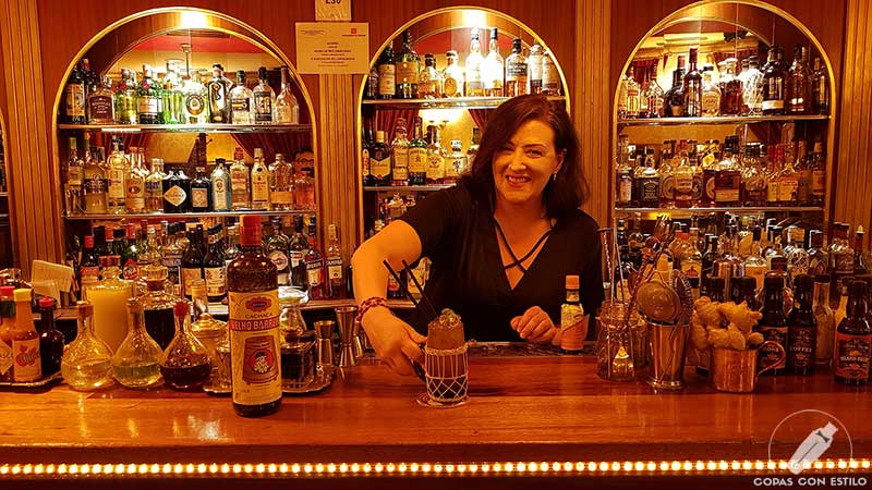 La barmaid Margarita Gaffaro presentando el cóctel con cachaça en la coctelería Harvey's Cocktail Bar (Madrid)