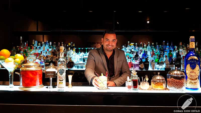 El bartender José Luis Guardo presentando el cóctel con tequila en la coctelería Kialma (Madrid)