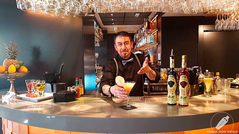 El bartender Miguel Setién presentando el cóctel con tequila en la coctelería de La Madreña Castellana (Madrid)