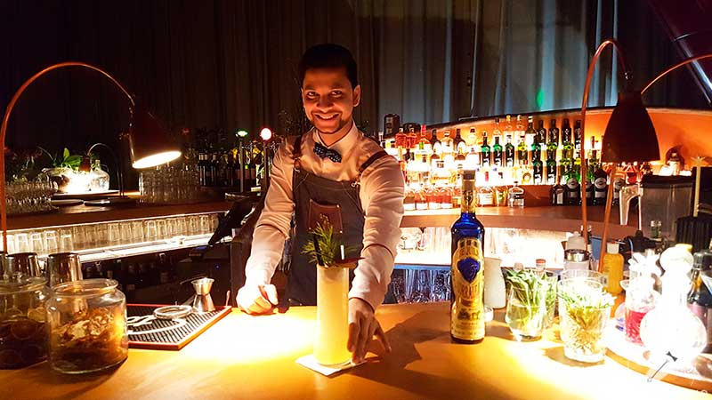 El bartender Joel Khan nos presenta el cóctel con tequila en la coctelería de NuBel (Madrid)