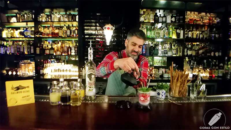 El bartender Diego Cabrera presentando su cóctel con tequila en la coctelería Salmon Guru (Madrid)