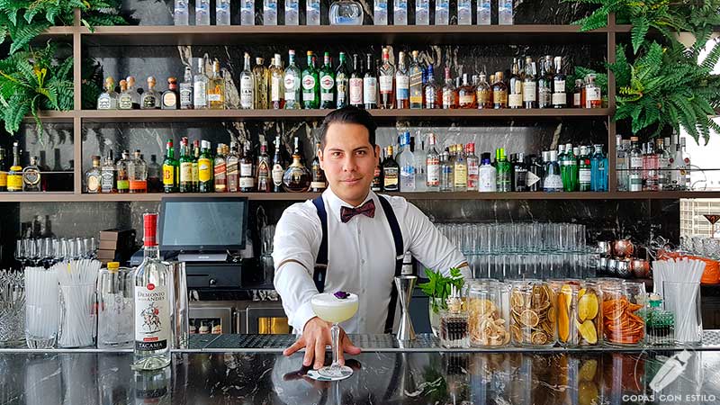 El bartender Edir Malpartida presentando el cóctel con pisco en la coctelería Ginkgo Sky Bar (Madrid)