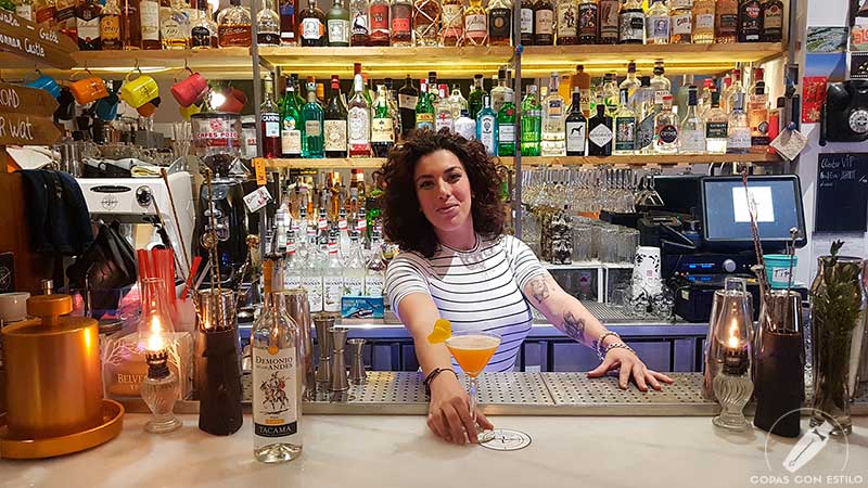 La barmaid Ana Gracia Jiménez presentando el cóctel con pisco en la coctelería The Traveller (Madrid)