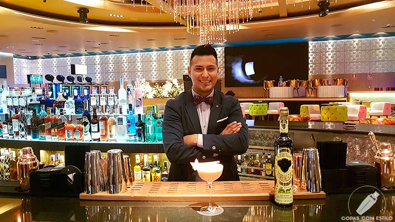 El bartender James Mark Misajel presentando el cóctel con tequila en la coctelería de V de Vegas (Madrid)