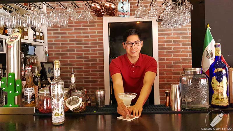 El bartender Óscar Deza presentando el cóctel Margarita en la coctelería de Tacazzo (Madrid)
