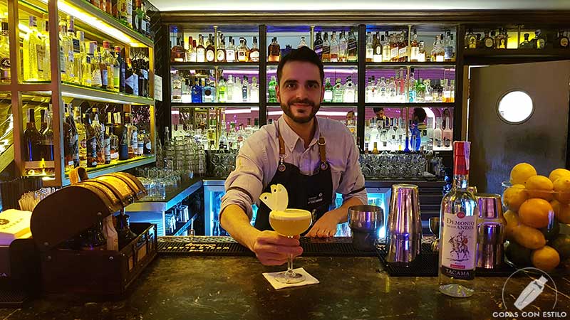 El bartender Nacho Aranda presentando el cóctel con pisco en la coctelería El Palco de Platea (Madrid)