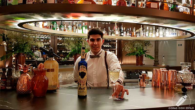 El bartender Alberto Pons presentando el cóctel con tequila en la coctelería del Gran Hotel Inglés (Madrid)
