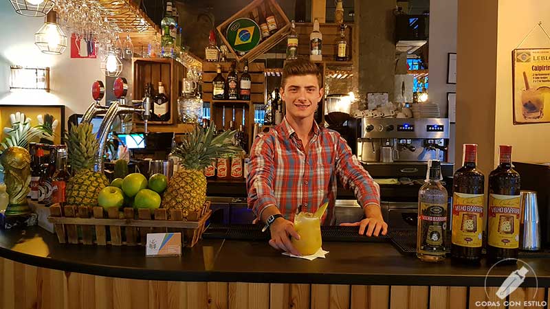 El bartender David Rodríguez presentando el cóctel Caipirinha de Mango en la coctelería de Vila Brasil (Madrid)