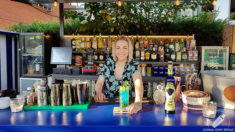La barmaid Andrea Núñez presentando el cóctel con tequila en la coctelería de Chihuahua (Encinar de los Reyes, Madrid)