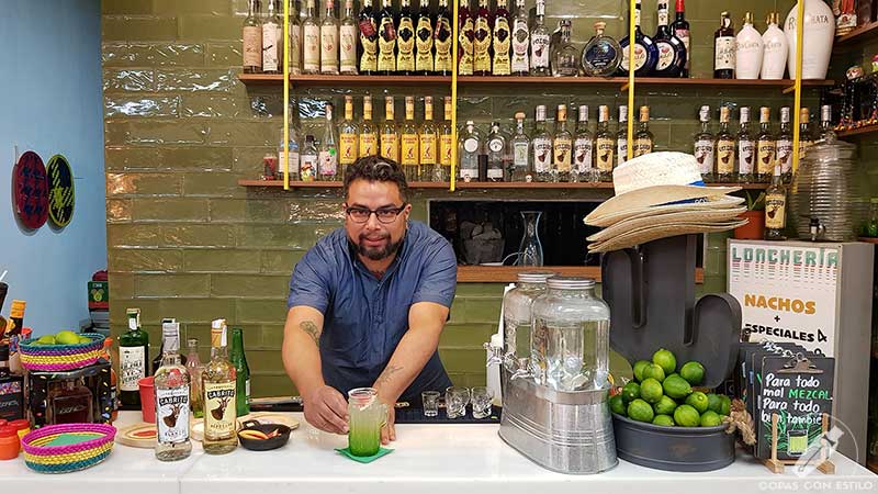 El bartender Ricardo Boris Payán presentando el cóctel Paloma en la coctelería de La Lonchería (Madrid)
