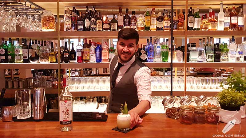 El bartender Randy Reynolds presentando el cóctel con pisco en la coctelería de Casa Fonzo (Madrid)