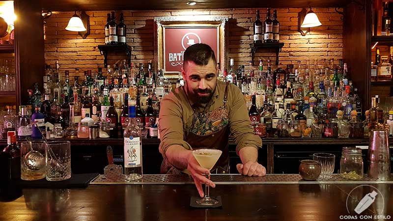 El bartender Ángel Gutiérrez presentando el cóctel con pisco en la coctelería Baton Rouge (Madrid)