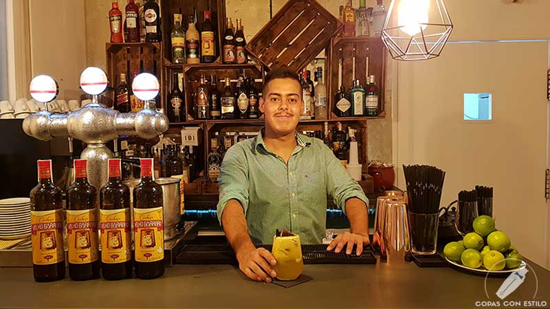 El bartender José Rubio presentando el cóctel Caipirinha en la coctelería de Vila Brasil (Madrid)