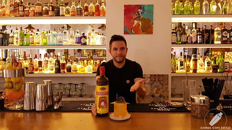 El bartender Daniel París presentando el cóctel con cachaça en la coctelería Café Madrid (Madrid)