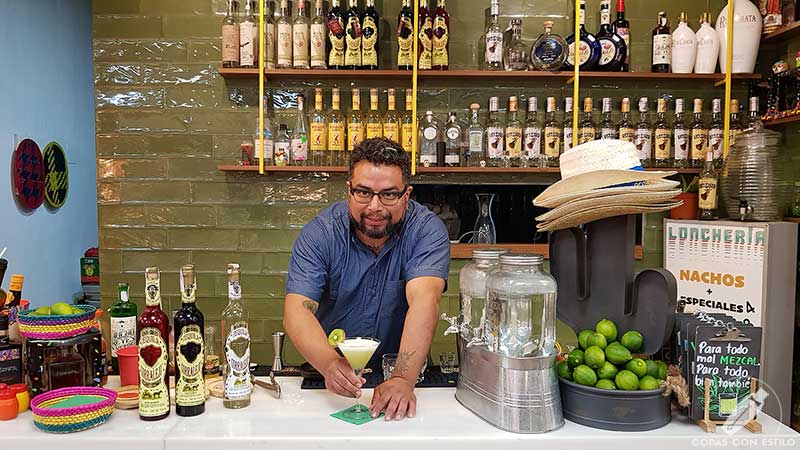 El bartender Ricardo Boris Payán presentando el cóctel con tequila en la coctelería de La Lonchería (Madrid)