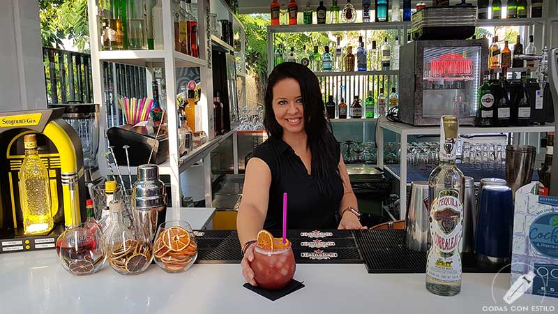 La barmaid Yadira Rodríguez presentando el cóctel con tequila en la coctelería de 90 Grados (Madrid)