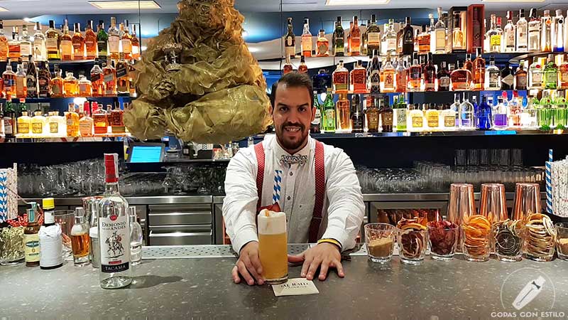 El bartender Mah Carbonero presentando el cóctel con pisco en la coctelería San Mateo Circus (Madrid)
