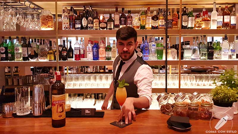 El bartender Randy Reynolds presentando el cóctel con cachaça en la coctelería de Casa Fonzo (Madrid)