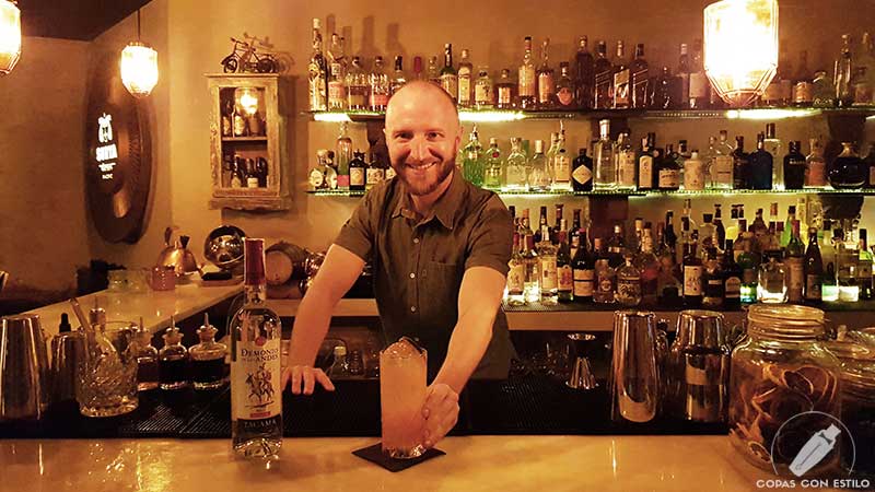 El bartender Joaquín Manrique presentando el cóctel con pisco en la coctelería Surya Easy Bolo (Madrid)