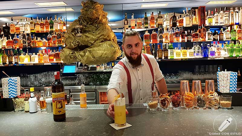El bartender Cristian Vaquero presentando el cóctel con cachaça en la coctelería San Mateo Circus (Madrid)