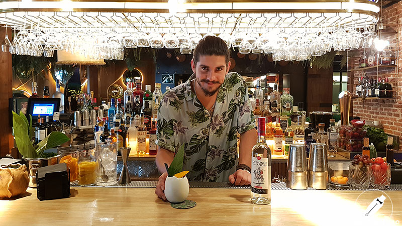 El bartender Gratas Kucinskas presentando el cóctel con pisco en la coctelería de Amazónico (Madrid)