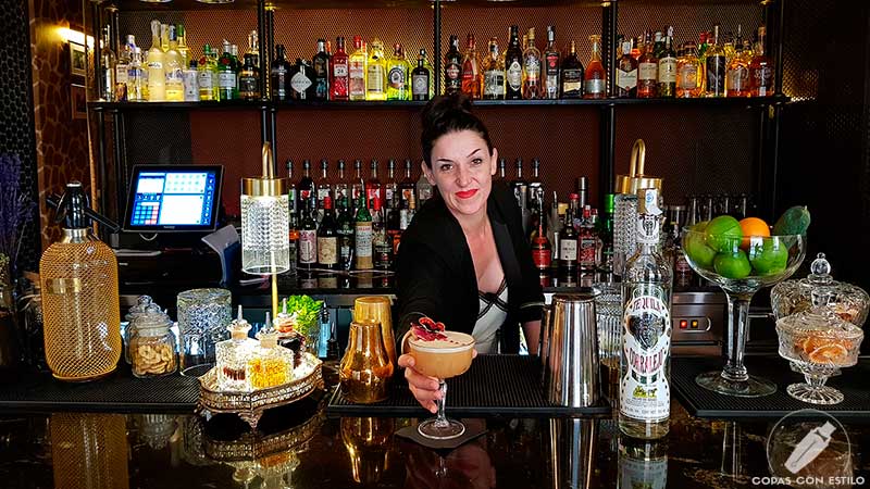 La barmaid Aránzazu Catalina presentando el cóctel con tequila en la coctelería de Farándula (Madrid)