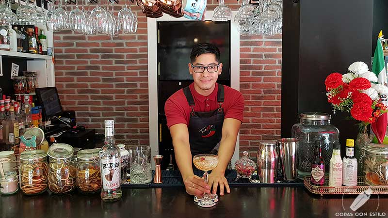 El bartender Óscar Deza presentando el cóctel Margarita en la coctelería de Tacazzo (Madrid)